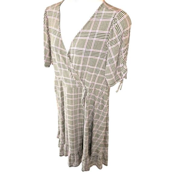 TORRID PLUS SIZE Purple, Black & White Plaid Wrap Dress 3X - Picture 6 of 16